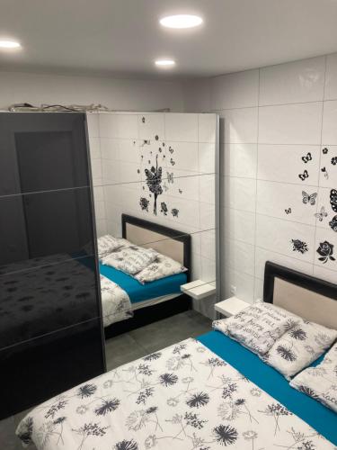 1 Schlafzimmer mit 2 Betten und einem Spiegel in der Unterkunft Swiss Apartment in Mosonmagyaróvár