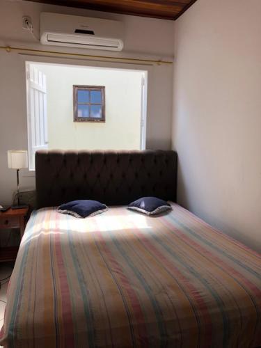 una camera da letto con un letto grande con una finestra di Flat lindo paraty a Parati