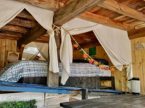 1 dormitorio con 1 cama con dosel en Horus Santuario Holistico en Tepoztlán