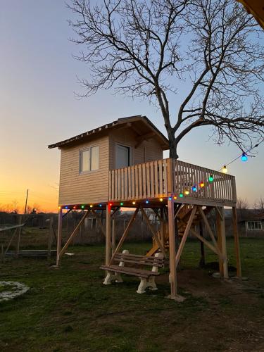 ein Baumhaus auf einer Holzspielstruktur in der Unterkunft Caravans 10 min to Tsonevo Lake & 35 min to Black Sea 