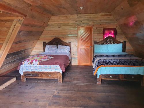 Un pat sau paturi într-o cameră la Cabañas Cinco Lagos
