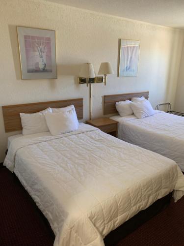 Katil atau katil-katil dalam bilik di Plaza Inn Lordsburg I-10