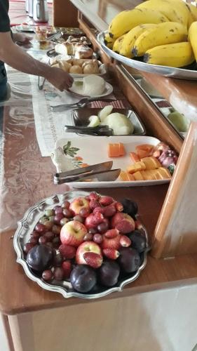 un buffet con un mucchio di frutta su un tavolo di Artidoros Hotel a Pedro Gomes
