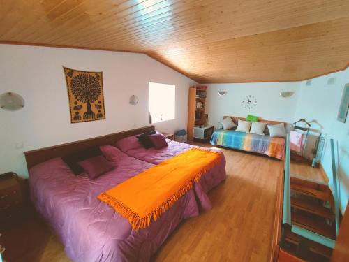 sypialnia z dużym łóżkiem i pomarańczowym kocem w obiekcie El Zoela w mieście Zamora