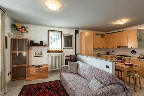 Kuchyň nebo kuchyňský kout v ubytování Apartment with garden a few steps from the lake - Larihome A06