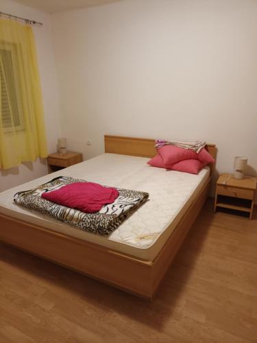 Apartman Skradin في سكرادين: غرفة نوم عليها سرير ووسادتين