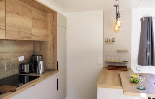 Η κουζίνα ή μικρή κουζίνα στο Stunning Home In Saint-Germain-Sur-Ay