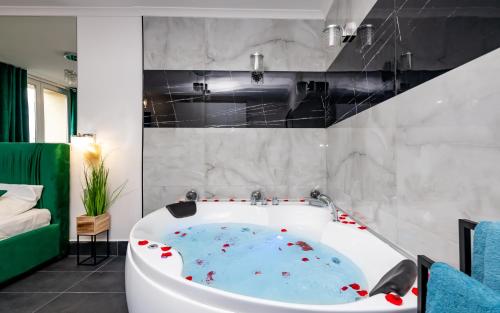 Posteľ alebo postele v izbe v ubytovaní Apartament Lipowa Love Rooms