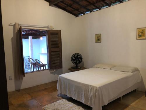 Schlafzimmer mit einem Bett und einem Fenster mit einem Balkon in der Unterkunft Casa Yuka Guajiru in Trairi