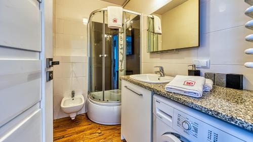 A bathroom at Apartament Zdrojowy z Sauną - 5D Apartamenty