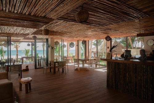 un ristorante con bar e vista sull'oceano di Los Arrecifes a Tulum