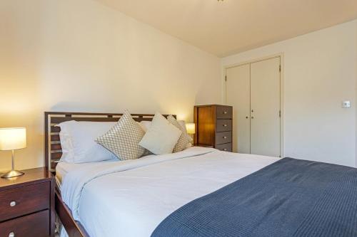 Voodi või voodid majutusasutuse Bright 1 Bedroom Apartment Near London Bridge with Balcony toas