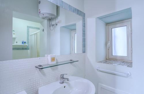 Kúpeľňa v ubytovaní Porto Salvo Apartments - by Vacation Service