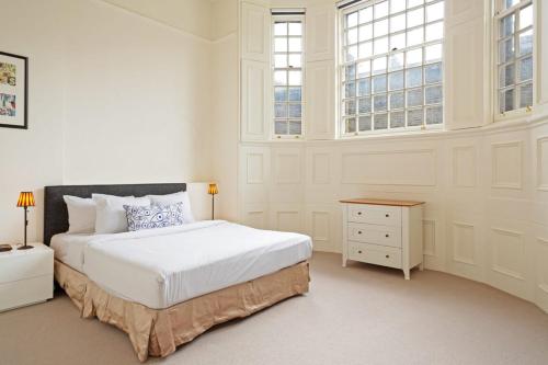 Bright 2 Bedroom Apartment in South Kensington