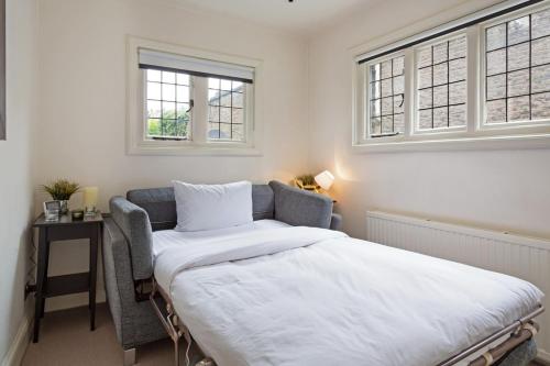 Bright 2 Bedroom Apartment in South Kensington