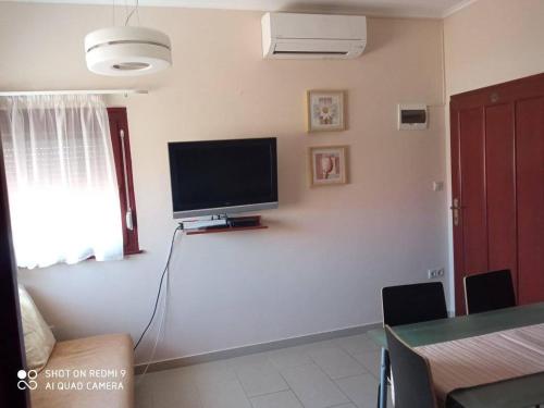 Μια τηλεόραση ή/και κέντρο ψυχαγωγίας στο Besenyei Apartman
