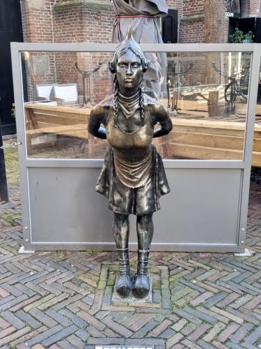 a statue of a woman standing in front of a store at Bed & Breakfast Prins Hendrik (Zuidschermer) in Zuidschermer