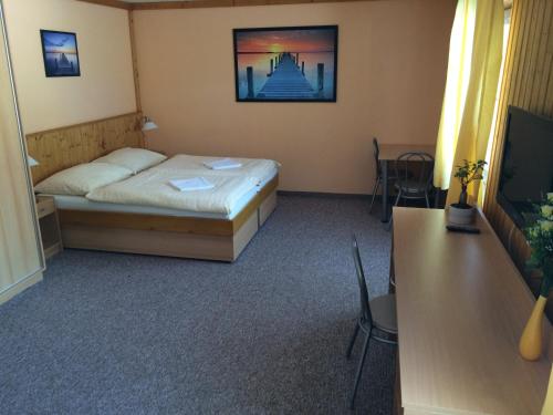 Cama o camas de una habitación en Hotel Pohádka