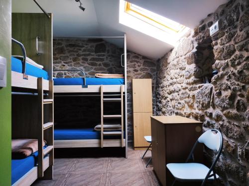 Poschodová posteľ alebo postele v izbe v ubytovaní Albergue O Logoso
