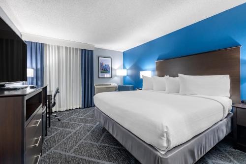 a hotel room with a large bed and a television at Best Western Bloomington Edina - Minneapolis in Bloomington