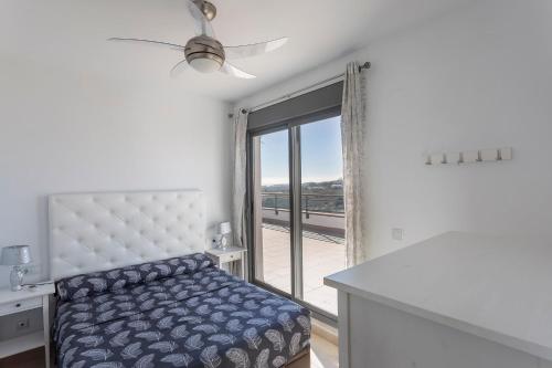 ein Schlafzimmer mit einem Bett und einem großen Fenster in der Unterkunft Atico Pinar de Garrucha con vistas al mar-Gran Terraza in Garrucha