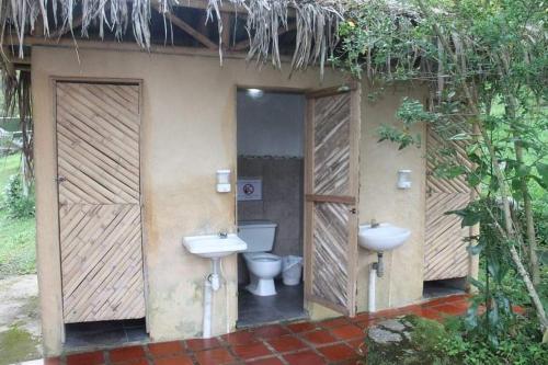 a bathroom with a toilet and a sink at Hospedaje Pance Arí Munani Reserva Natural in Cali