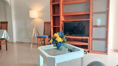 3 bedroom apartment in Oura Albufeira with amazing pool at walking distance to beach, strip and old town, WIFI and AC, private condo