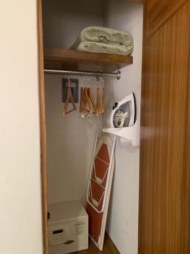 a room with a closet with a shelf and a box at Rymma Hotel in Morelia