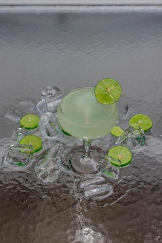 a martini glass with lime slices in the water at HOTEL ESMERALDA in Tampico
