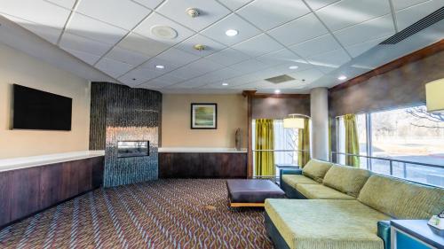 a waiting room with a couch and a tv at Holiday Inn Express Boise Downtown by IHG in Boise