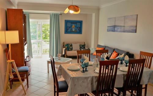 3 bedroom apartment in Oura Albufeira with amazing pool at walking distance to beach, strip and old town, WIFI and AC, private condo