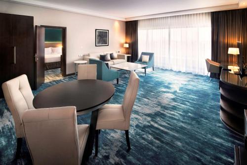 Χώρος καθιστικού στο Radisson Blu Hotel & Resort, Al Ain