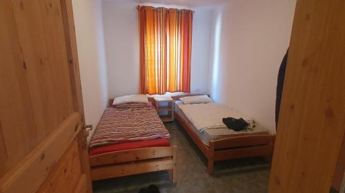 dwa łóżka w małym pokoju z oknem w obiekcie Finca Esperanza Costa del Sol w mieście Sayalonga