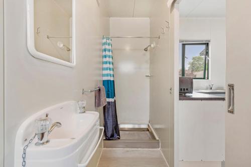 Hamilton City Holiday Park tesisinde bir banyo