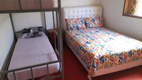 Habitación pequeña con 2 literas y escalera. en Hostel 3.5, en Ubatuba