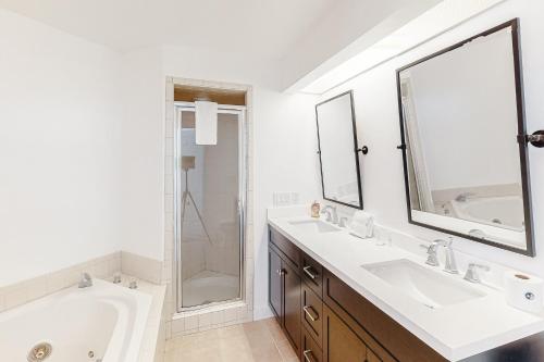 Solitude Village H102 في لودلو: حمام أبيض مع حوض ومغسلة ومرآة
