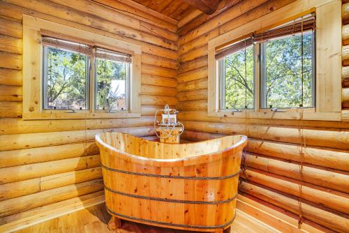 a wooden bathroom with a wooden tub in a log cabin at The Cub Inn in Groveland