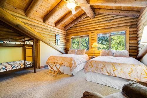 a bedroom with two beds in a log cabin at The Cub Inn in Groveland