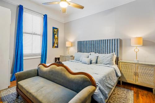 1 dormitorio con 1 cama grande y 1 sofá en The Balcony House, en Nueva Orleans
