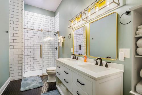 y baño con lavabo, espejo y aseo. en The Balcony House, en Nueva Orleans