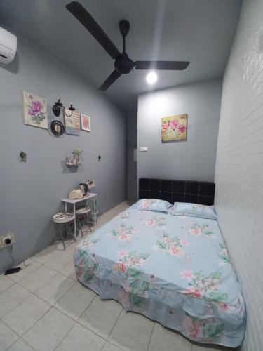 um quarto com uma cama e uma ventoinha de tecto em Sya Cottage em Kuala Pilah