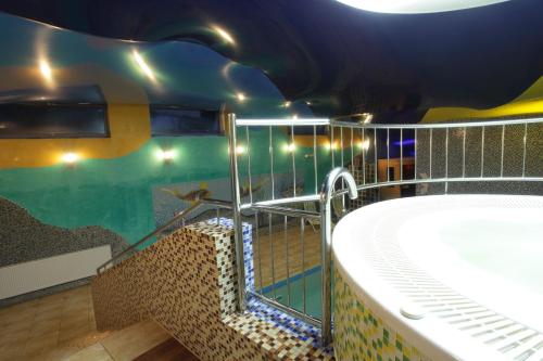 łazienka z wanną i basenem w obiekcie Hotel Arka Spa w Wiśle