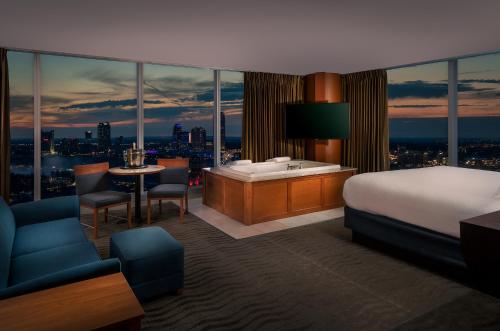 เตียงในห้องที่ Seneca Niagara Resort & Casino