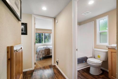 Kylpyhuone majoituspaikassa New Tiny Home Steps Away From Mt. Rainier