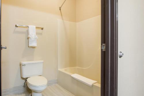 Bathroom sa Quality Inn & Suites Caseyville - St Louis