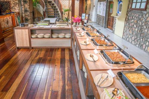 una linea a buffet con molti tipi diversi di cibo di Rawa Island Resort a Mersing