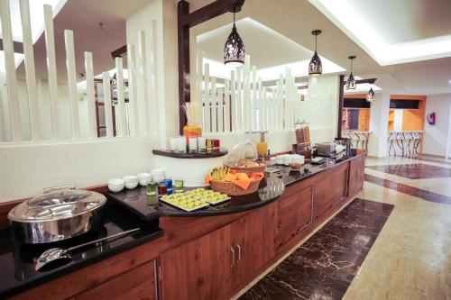 Una cocina con un buffet con comida encima. en Regenta Resort Madhuganga Ukhimath, en Ukhimath