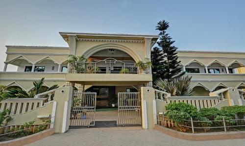 una casa grande con una escalera delante de ella en Treebo Trend Sidhartha International Baliapanda, en Puri
