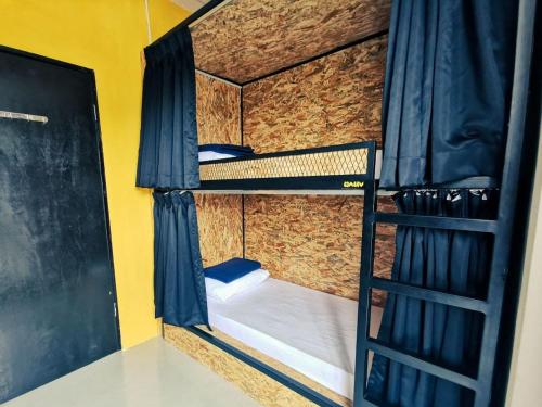 Postel nebo postele na pokoji v ubytování The Cocoon Capsule Hotel