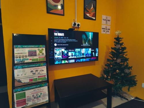TV a/nebo společenská místnost v ubytování The Cocoon Capsule Hotel